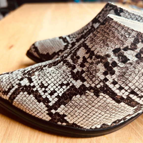 Midnight Velvet Women’s Clogs slip on snakeskin black brown and white size 8 - Picture 3 of 8